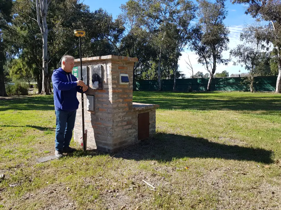 Medición de una parcela con GPS, junto al pilar de los medidores
