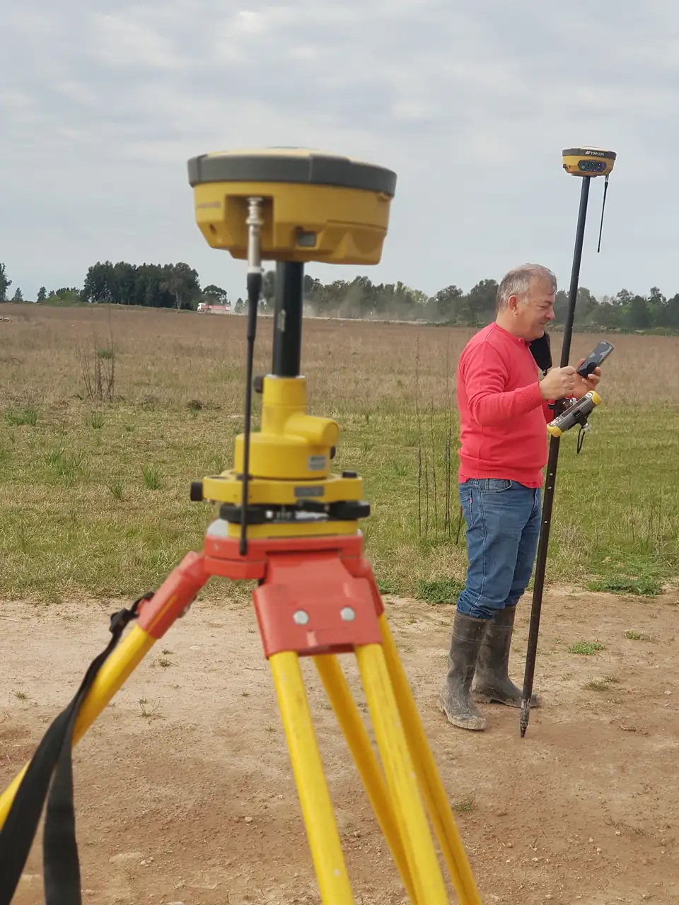 Walter Altamirano midiendo un terreno con equipo GPS